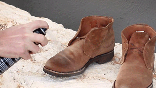 تمیز کردن کفش جیر با استفاده از اسپری