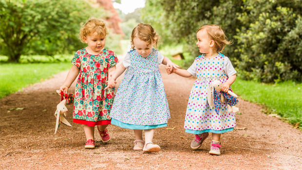 استفاده از رنگ های شاد در هنگام انتخاب لباس بهاری کودک