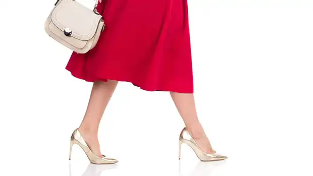 کفش نقره ای با لباس قرمز