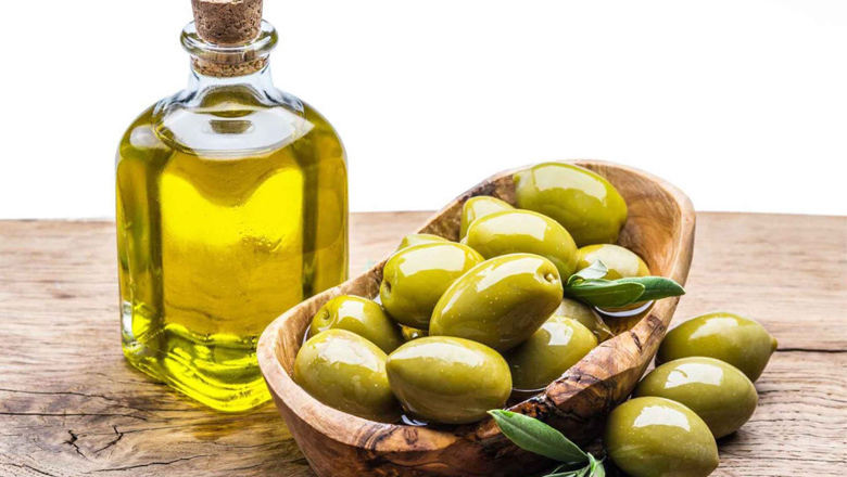 پاک کردن چسب از لباس با روغن زیتون