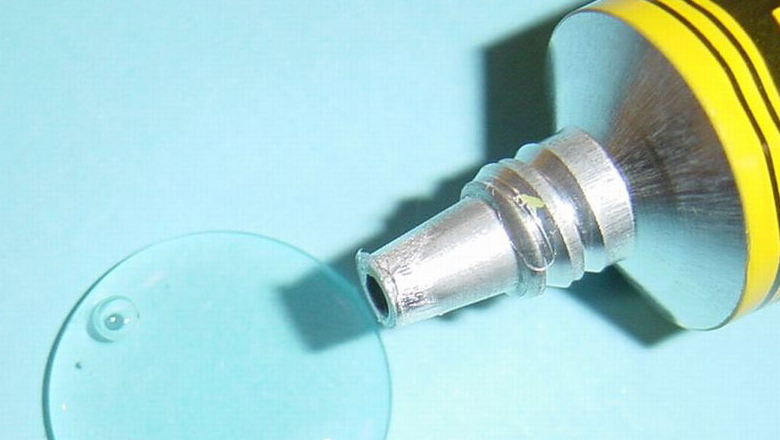 پاک کردن چسب رازی از روی لباس با خمیردندان