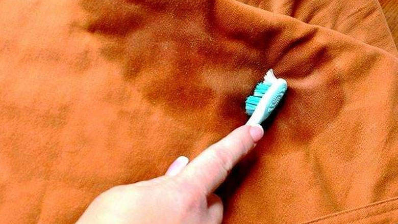 راههای پاک کردن چسب رازی از روی لباس