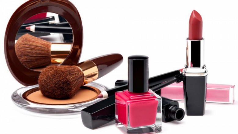 لوازم آرایشی ضروری برای اجرای حرفهای مدل میکاپ لایت